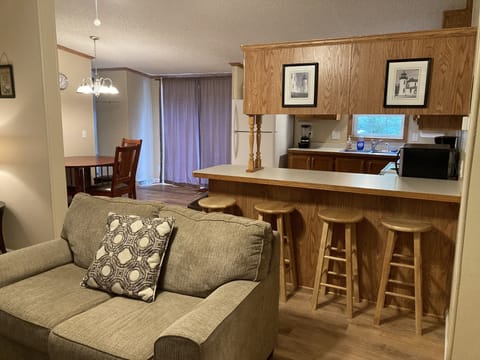 86 Breakfast Bar Seating