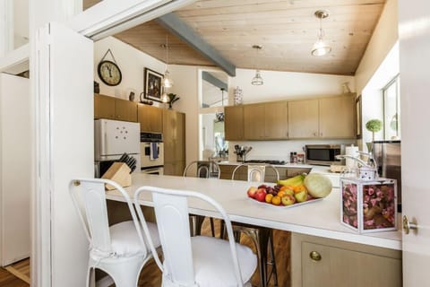 Kitchen breakfast nook.