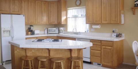 Kitchen & Breakfast bar