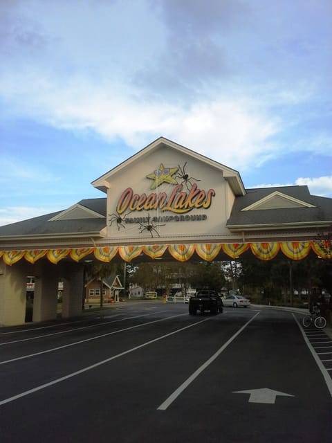 Entrance at routes (business) 17 and route 544.