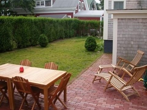 Beautiful, private outdoor garden & patio with BBQ