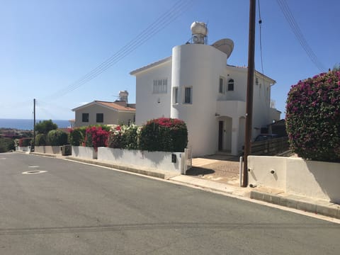 Villa Mariposa located in cul-de-sac with sea and mountain views. 2 car drive.