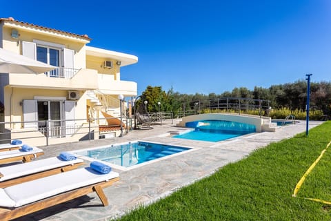90 m² swimming pool and hydromassage surrounded by sun beds & sitting areas