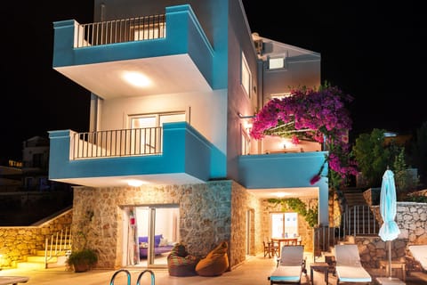 VILLA MANZARA AT NIGHT