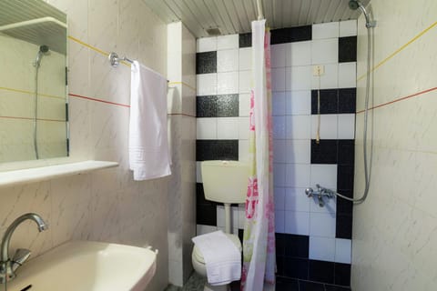 Standard Studio, 3 Twin Beds, Garden View | Bathroom | Shower, hair dryer, towels