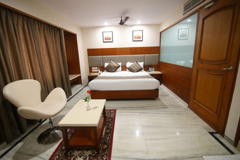 Deluxe Suite, 1 Double Bed, Non Smoking | In-room safe, desk, free WiFi, bed sheets
