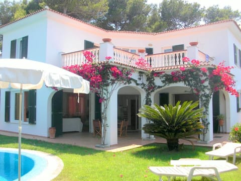 Pretty Family Villa very close to the Beach