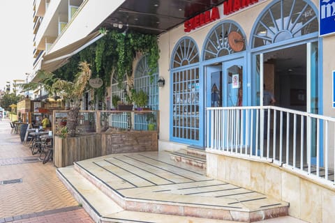 entrance to Stella Maris .. De Kroon  cafe bar - pool entrance at side