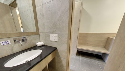 Deluxe Room, 1 Double Bed, Smoking, City View | Bathroom | Shower, free toiletries, hair dryer, towels