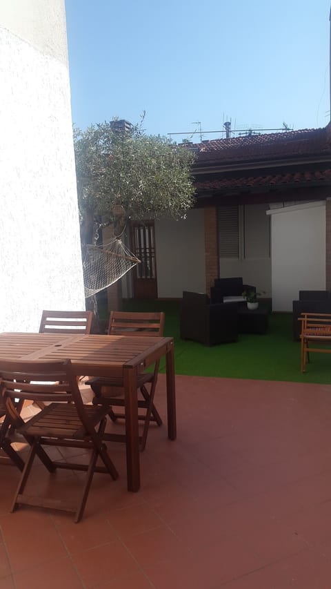 outdoor extendable dining table for up to 10 people 