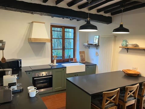 New kitchen with breakfast bar