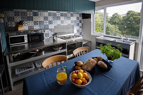 Kitchen gas top, electric oven, washing machine, dishwasher, fridge freezer