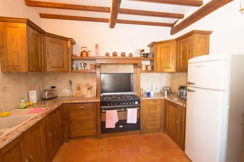 Kitchen everything you need, including a dishwasher.