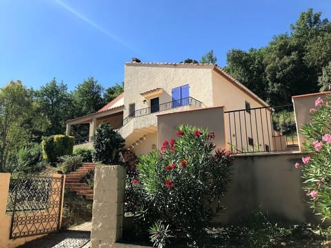 A charming house in an idyllic, sheltered, convenient location. 