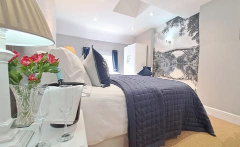 Beautiful large bedroom- King size bed and Single bed 