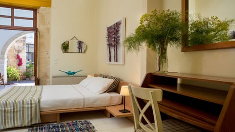 bedroom 1/5 ensuite with private patio.
(no stairs)