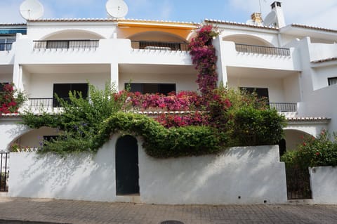 View of the house facing the road leading to the beach
