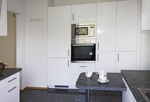 03ff1528-f0a9-4430-bd2d-3ee05811d72c