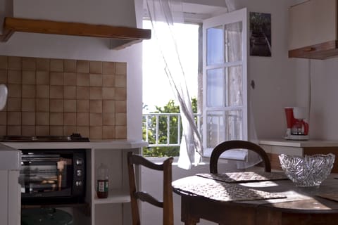 1st floor kitchen/dining room, with view on the river.