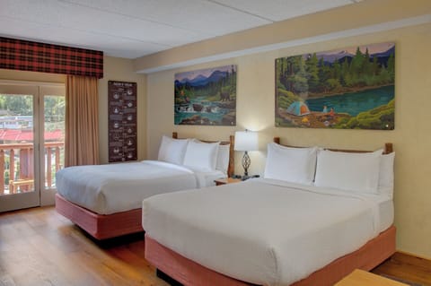 2 Queen, River View, Balcony with Fireplace | Premium bedding, desk, iron/ironing board, free WiFi