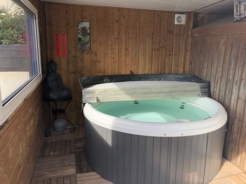 Indoor spa tub