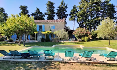 LES VIGNERES vacation rental, Provencal farmhouse to rent with all comfort, heated swimming pool for 10 people. Online reservation with Plaisirs & Maisons de Provence
