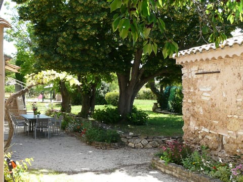 VENELLES holiday rental, Provençal farmhouse to rent with all comfort and garden. 10 people Online reservation with Plaisirs & Maisons de Provence