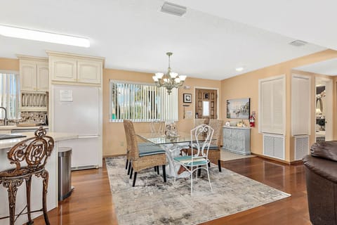 Upstairs Dining
Table for 6 plus 4 pull-up chairs and 2 barstools