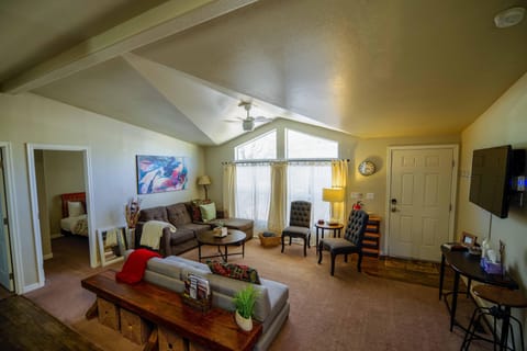  Living room with natural light, sofa bed. Smart TV and Cable TV.
