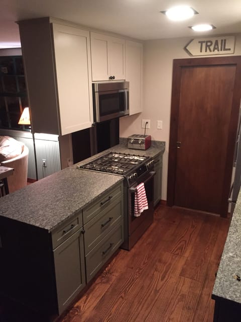 Bosch appliances include gas stove, microwave, refrigerator, and dishwasher.