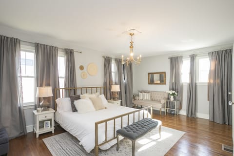Master suite with king sized bamboo memory foam mattress!