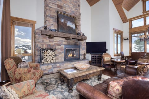 Living room with DirecTV and Sonos.