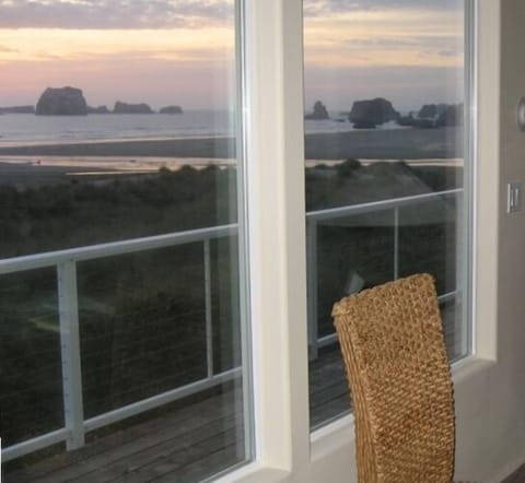 Recent guest's note, " Your home exceeded our expectations and the view, Oh My!"
