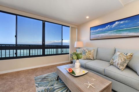 Expansive glass sliding door for more natural lights