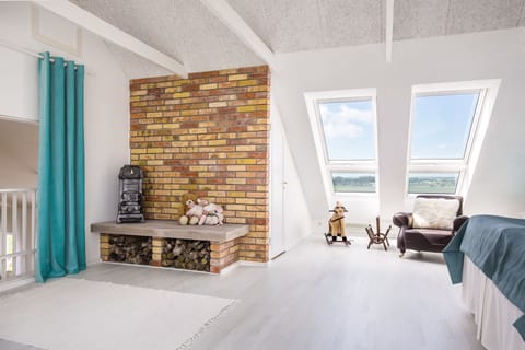 House | 2 bedrooms, individually decorated, individually furnished, desk