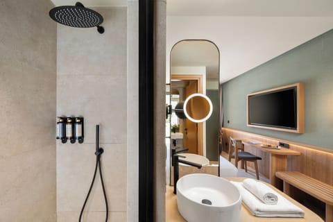 Deluxe Double Room | Bathroom | Shower, rainfall showerhead, free toiletries, hair dryer