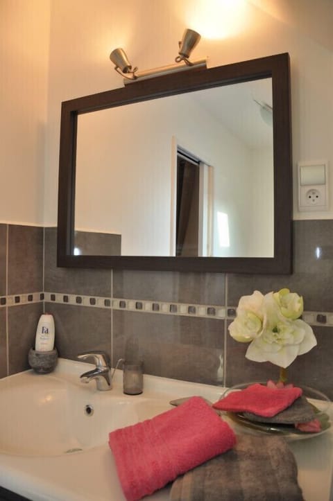 Room (Les Voiliers) | Bathroom sink