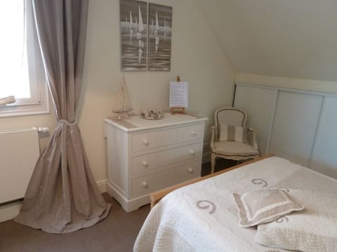 Room (Les Voiliers) | Individually decorated, individually furnished, blackout drapes