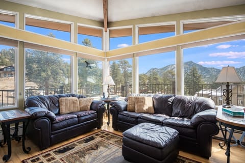 House, 3 Bedrooms | Living room | TV, fireplace