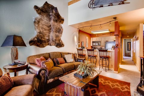 Condo, 2 Bedrooms | Living room