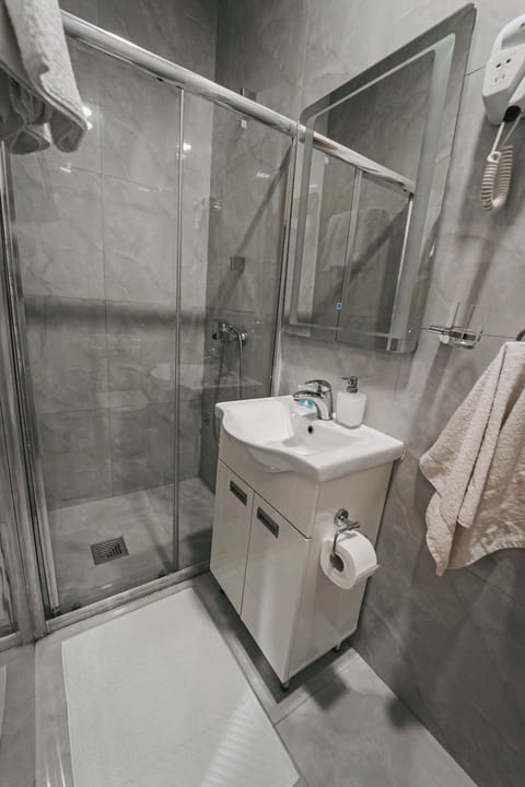 Single Room | Bathroom | Shower, free toiletries, hair dryer, towels