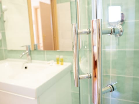 Classic Double Room, 1 Queen Bed, Private Bathroom, Garden View | Bathroom shower