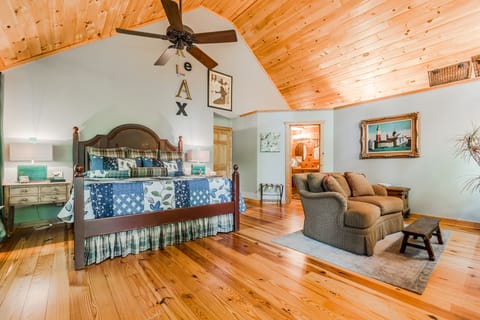 Relax ♨️Hot Tub 🔥Fire Pit 🍷 Wineries 🛏️King Size Bed🔥 Fireplace