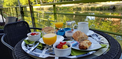 Free daily self-serve breakfast