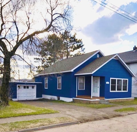 Cozy two bedroom home with 3-season porch on Park Point! 