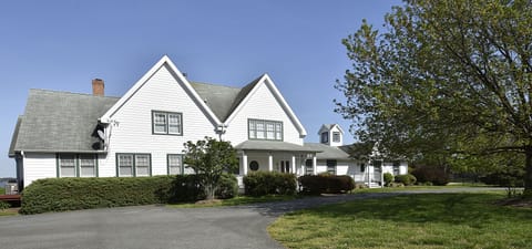 Circular drive  leading to the front of the home