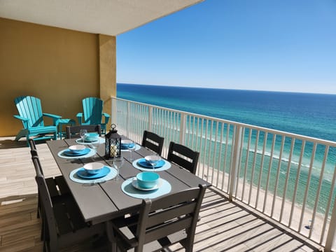 Oceanfront dining for 6.
