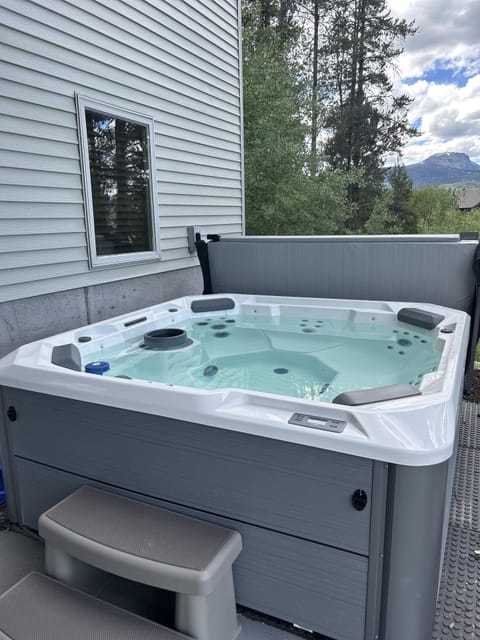 Unwind in this luxurious private hot tub, surrounded by breathtaking mountain scenery. Perfect for soaking under the stars or relaxing after a day of outdoor adventure.