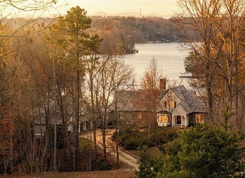 Large 18 Acre Estate- Right on the Lake