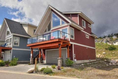 Lake view cottage sleeps 6 adults and 2 children (see images)